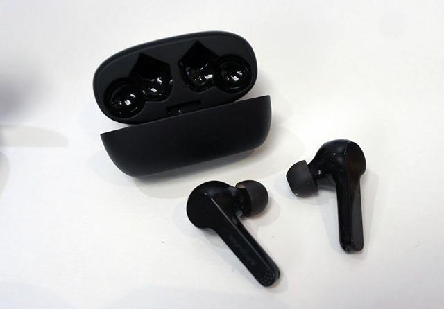 画像: Sound Liberty Air ¥7,999(税込、予価)、2019年Q1発売予定 PIX5防水機能付きワイヤレスイヤホン。充電ケースを使うことで、最大20時間の試聴が楽しめる。BluetoothのコーデックはAACとSBCに対応。重さ60g(充電ケース含む)という軽さも魅力