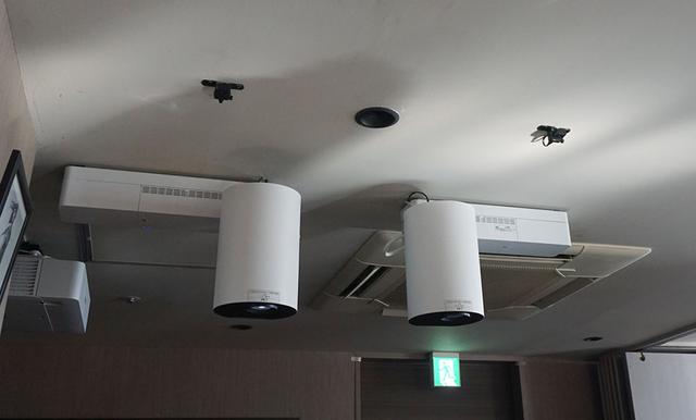画像: 6Fラウンジの天井には赤外線センサ−(写真手間の小さな黒い四角)と、ホワイト仕上げのプロジェクターEV-100が取り付けられている
