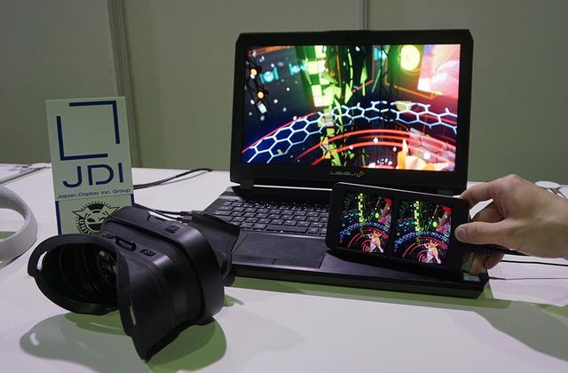 画像: 高精細VRヘッドマウントディスプレイ 「VRM-100」 PCにつないで高品質なVR映像を楽しめる、ヘッドマウントディスプレイ。水平2880×垂直1600画素の解像度を持った液晶パネルを搭載したユニット(画面サイズは6インチほど)をヘッドマウントユニットに装着することでVR映像が楽しめる。液晶ユニットにはジャイロセンサーが内蔵されており、視線の動きを検出して映像を切り替えてくれる。ソースが対応していれば3D再生も可能だ。既に予約受付を開始しており、12月中旬以降に発送予定とか