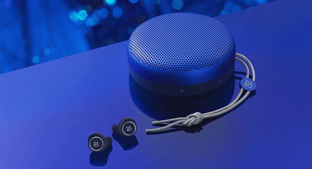 画像: 「Beoplay E8 Late Night Blue」(手前)&「Beoplay A1 Late Night Blue」