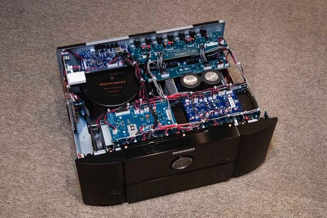 画像: MM8077の天板を開けると、シールドケースに入った大型のトロイダルコアトランスのほか、ぎっしりと詰まった内部パーツが見える