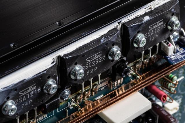 画像: 上写真の下部に見えるのがパワートランジスター「LAPT」(Linear AmplifieD Power Transistor)。このサンケン製デバイスはマランツの2chオーディオ製品でも採用されているという