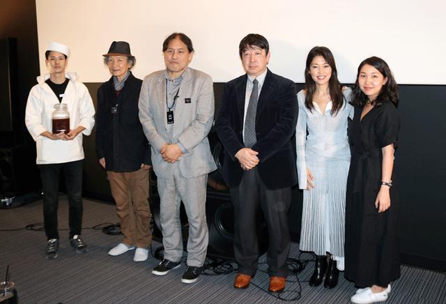 画像: 内覧会時に行なわれた施設説明会に出席したメンバー。写真左から、コーラ小林、田口、浅井、北嶋、中村(一番右は中村のスタッフ)