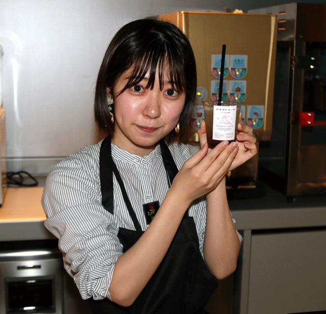画像: 伊良コーラは写真の美人さんが作ってくれる