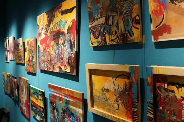 画像: フードコートの対面の壁にはラ・マノ・フリアの作品が掲出されている