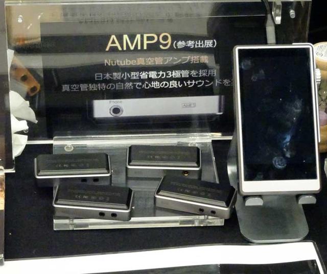 画像: iBasso Audioでは、真空管アンプを搭載した、同社DAP用のポータブルアンプ「AMP9」を参考展示。各種イヤホンプラグに対応する