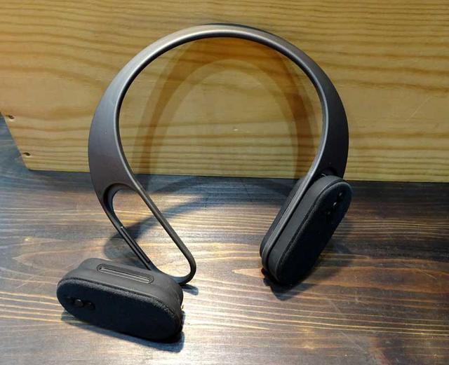 画像: オウルテックブースではほかに、もう一台の完全ワイヤレスイヤホンのほかに、首掛けタイプのBTスピーカーを参考展示。ユニットは首掛け部分から取り外し可能という面白い機能性を備えている