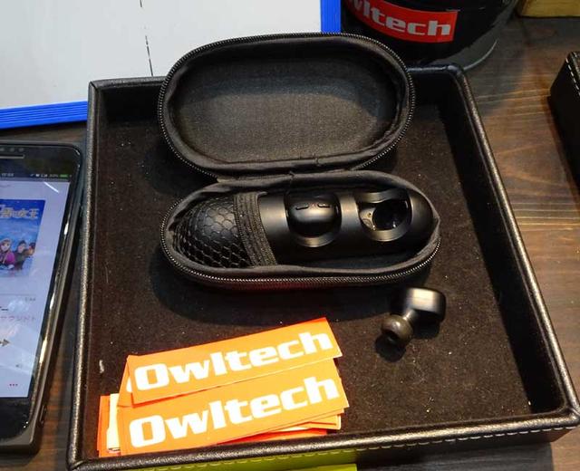 画像: オウルテックブースでは、完全ワイヤレスイヤホン「OWL-SAMV-SE03」を展示&デモ。これからクラウドファンディングを行ない、来年春(4~5月ごろ)を目指して販売したいという。価格は8000円前後を想定