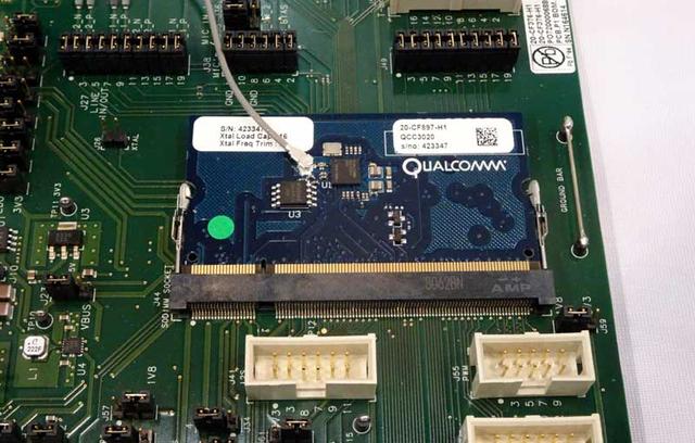 画像: クアルコムブースでは、最新のBTチップ「QCC3026」を展示。同チップを搭載した完全ワイヤレスイヤホンも増えてきており、同タイプのイヤホンの接続安定性、バッテリーの長時間駆動は、第2ステージに入ってきた模様だ