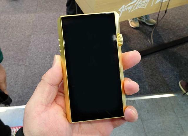 画像: Astell&kernブースでは、デジタルオーディオプレーヤー「SP1000M」の特別モデル「SP1000M GOLD」を参考展示。真鍮製のボディに金メッキを施したプレミアムなモデルだ。近日発売予定だという