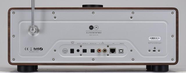 画像: 接続端子はアナログ音声入力(RCA)のほか、デジタル音声入出力(光)などを備える。フロントパネルにはUSBタイプAのスロットを装備。USBメモリーなどに保存した音楽ファイルの再生も可能だ