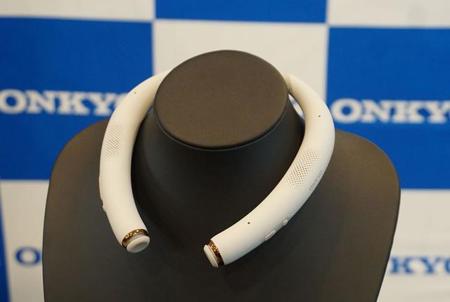 画像: 今年のCESでも展示されていた、オンキヨーのウェアラブルデバイス。AIとの通信にはBluetoothを使っている