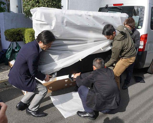 画像: もちろん、スタンドの組み立ても玄関前で……。搬入日は快晴だったので、作業はスムーズに進みました
