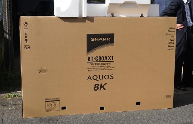 画像: 運び込まれたシャープの8T-C80AX1。箱のままでは廊下を通すのがたいへんだったので、玄関前で開梱して搬入した