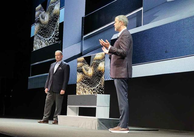 画像: LGエレクトロニクスの超話題のローラブル有機EL。「OLED TV R」