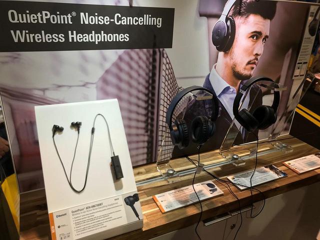 画像: ワイヤレスノイズキャンセリングヘッドホン展示の様子