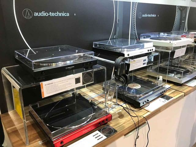 画像: ターンテーブル展示の様子