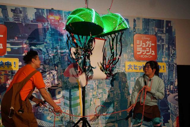 画像: くす玉を割るも、垂れ幕は逆向きに