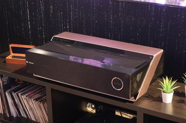 画像: ハイセンスの新型レーザーテレビ「100L7T」。スクリーンサイズ100インチで、輝度は3500ルーメン