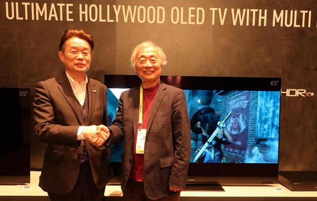 画像: TX-65GZ2000を背景に。左がパナソニック テレビ事業部 筒井俊治事業部長