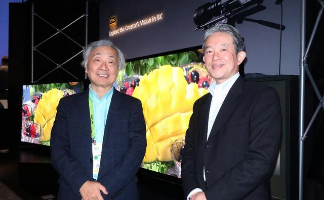 画像: 長尾氏(右)と麻倉さん。背景は8Kテレビ