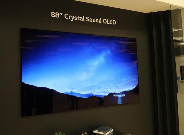 画像: 5アクチュエーターシステムが採用された、88型8K有機ELディスプレイ