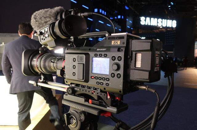 画像: 昨年に放送局、プロダクション向けのプロフェッショナル・カムコーダー、8C-B60A