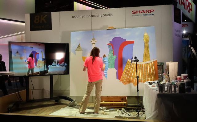 画像: シャープブースの入り口は描画の実演。それを8Kカメラで撮影し、8Kテレビで再生している