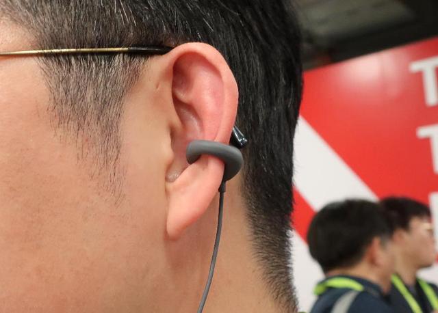 画像: 音楽は細い音道管を通って耳に届き、環境音はそのまま耳に流れ込む。外音を遮断しないので、周囲の危険や呼びかけにも気づける