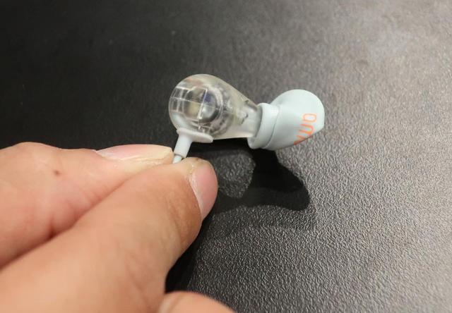 画像1: 【麻倉怜士のCES2019レポート17】日本のヘッドホン・ベンチャー、ambie。「環境音を聞くイヤホン」でアメリカ進出へ