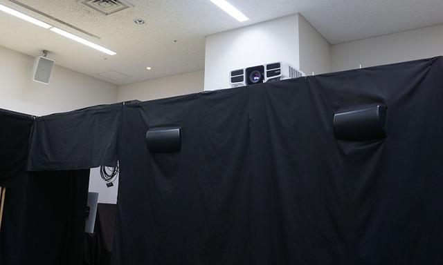 画像: 映像はエプソンの業務用4Kプロジェクターで投写している。その下段に見えるのがタンノイの同軸型プロ用スピーカー
