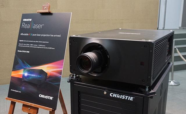 画像: 同時展示されていた「CP2315-RGB」は、シネマサイズの2K(水平2048×垂直1080画素)DMDパネルを3枚使ったDLPプロジェクターとなる。最高輝度は13500ルーメンで、コントラスト比は3000:1