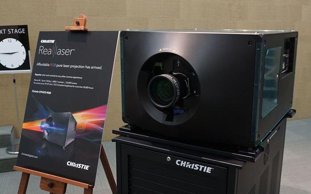 画像: 新製品の上位モデル「CP4325-RGB」。1.38インチのシネマサイズ4K DMDパネルを搭載している