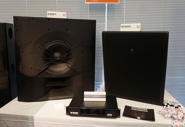 画像: JBLプロフェッショナルの劇場用システムも出展されていた。写真右の「9350」は、小さく見えるが、381mmウーファーを搭載した3ウェイのサラウンドスピーカーだ。左側のC221はよりよい音体験を可能にする新型ステージスピーカー