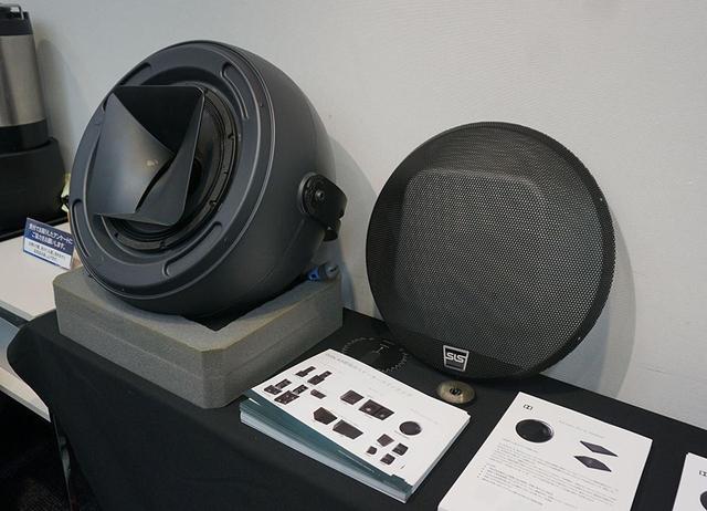 画像: ドルビージャパンは高出力2ウェイ同軸スピーカー「SLS 3-Axis Speaker MA460/480AS」を展示。ドルビーアトモスのトップ用としても使いやすいよう、3軸角度調整ができる金具が標準装備されている