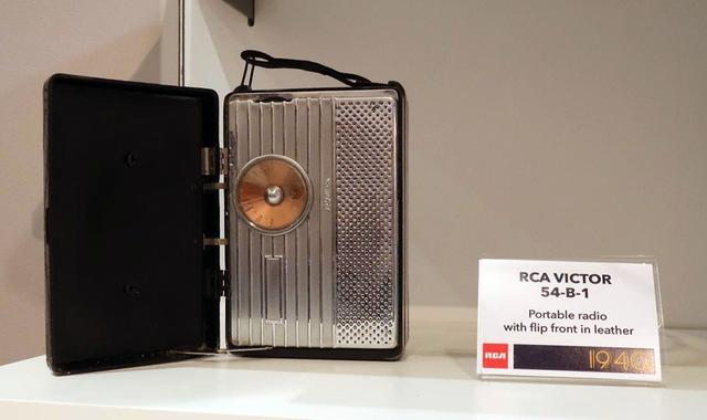 画像: RCA VICTOR「54-B-1」ポータブルラジオ(1946年)