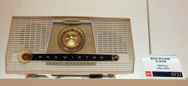 画像: RCA VICTOR「C-4FE」クロックラジオ(1957年)