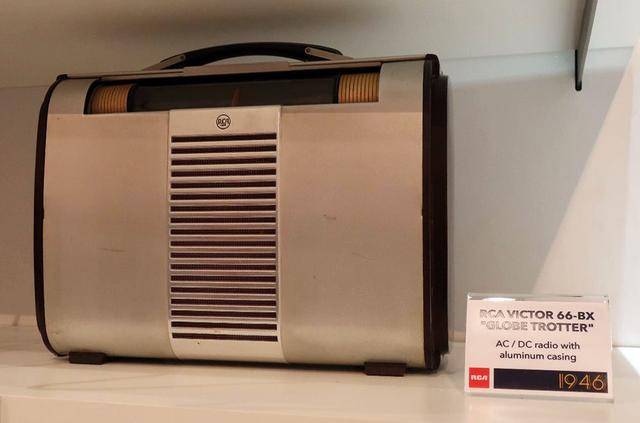 画像: RCA VICTOR「Globe-Trotter 66BX」ポータブルラジオはアルミニウム外装(1950年代)