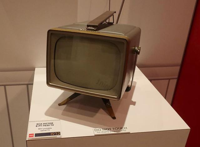 画像: RCA VICTOR「8PT7032」ポータブルテレビ。ブラウン管は8インチ(1956年)