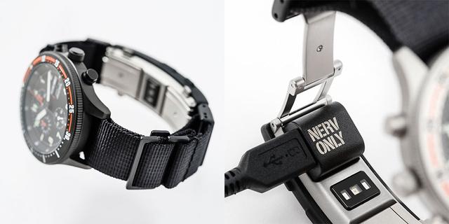 画像: スマートウォッチ機能はバンド背面に搭載する。写真右は充電用アダプター