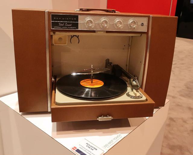 画像: RCA VICTOR「4VC64」オートチェンジー・プレーヤー内蔵ステレオ装置(1970年代)