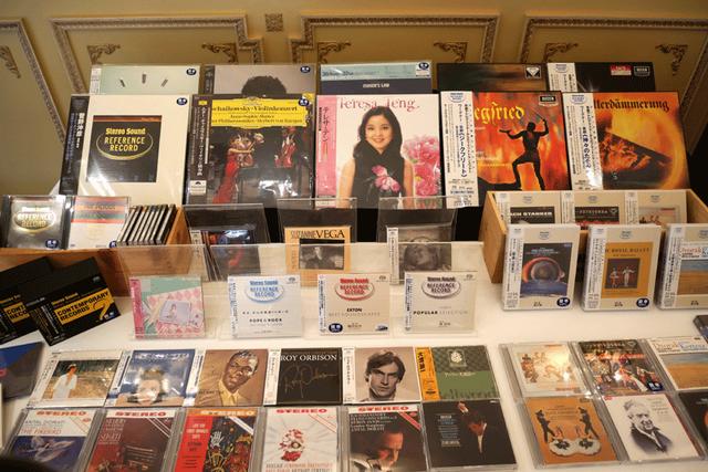 画像: 弊社が企画・制作・販売している各種コンテンツ(ソフト)。CD、SACDに加え、世界的に伸長しているアナログレコードも豊富に取り揃えている
