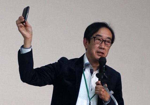 画像: キュー・テックの小池氏。「4K8K撮影では大容量のメモリーが必要になりますが、最近は高速SSDストレージも発売されています」と、実物を手に紹介してくれた