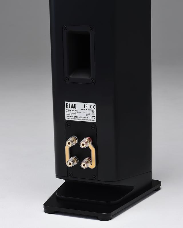 画像: スピーカー端子は両機ともにバイワイヤリング接続対応。底面に見える「くの字」型の部分は下向き(ダウンファイアー方式)に設置されたバスレフポートの空気流動口になっている