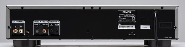 画像: ↑ネットワークプレーヤーのDNP-800NE(写真上)とCDプレーヤーのDCD-800NE(写真下)は共通のDACチップPCM1795を内蔵し192kHz/24ビットのFLACやWAV、DSD5.6MHzまでのハイレゾ再生に対応する。DNP-800NEのアナログ出力は固定レベル出力「FIXED」と内蔵ボリュウムを有効にする可変出力「VARIABLE」の2系統が備わる。またDNP-800NEは3段階「高/中/低」のゲイン切替えができるヘッドホンアンプも内蔵している