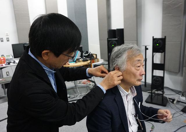 画像: ヘッドホンを使う場合は、個人の頭部伝達関数を最適化するために、測定を行なっている。実際に製品化する際には、スマホで撮影した写真を元に頭部伝達関数を算出する予定だ