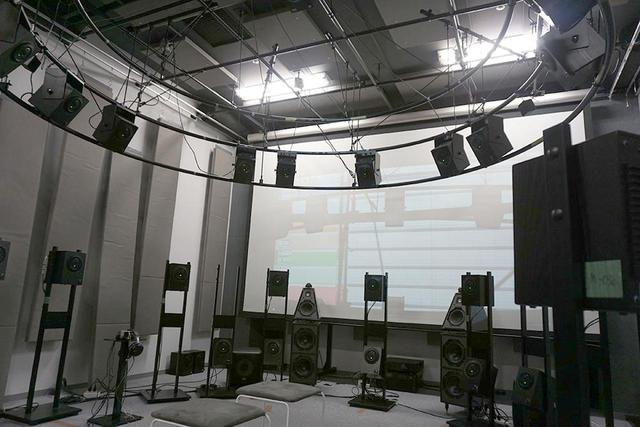 画像: インタビューは、ソニー社内の360 Really Audio試聴室で行なった。ここには上層、中層、下層に32個のスピーカーが設置されている。取材当日はそのうち13個のスピーカーで試聴した
