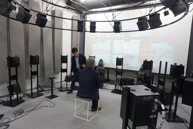 画像: ソニーの試聴室で、13個のリアルスピーカーを使った場合と、ヘッドホンでの360 Reality Audioの音の違いを体験させてもらった