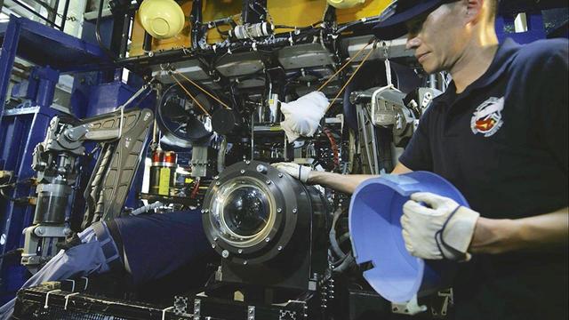 画像: 8Kカメラを格納する耐圧容器を新規に作っている (c)NHK