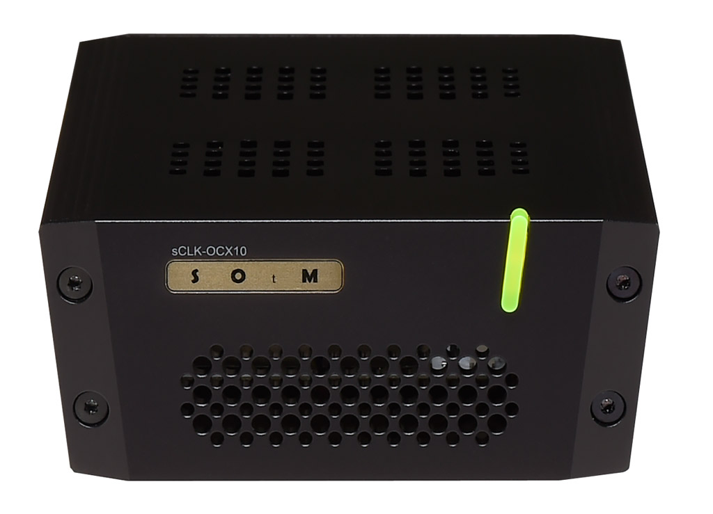 画像: ▲SNH-10Gはクロック入力端子付きのネットワークハブ。今回はSOtMブランドのクロックsCLK-OCX10を使い10MHzクロック信号を送り込んだ。sCLK-OCX10は電源レス仕様のクロックジェネレーターだ(¥500,000+税。詳細は取扱い元の(株)ブライトーンにお問合せください)